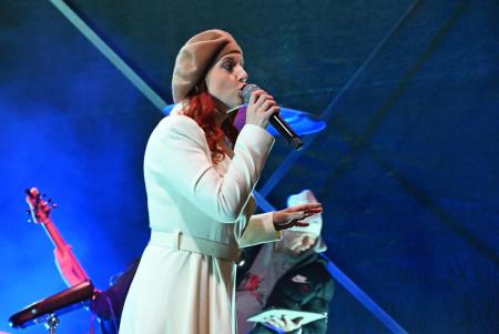 Temperamentna Tanja Žagar je razgrela kamniško publiko za najdaljšo noč v letu in silvestrovanje v centru Pravljičnega Kamnika (22)